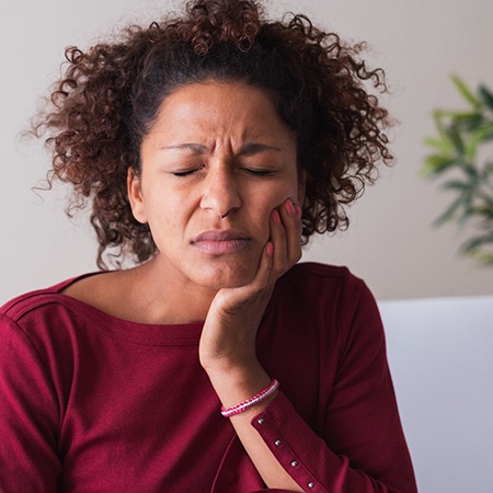 woman experiencing jaw pain 